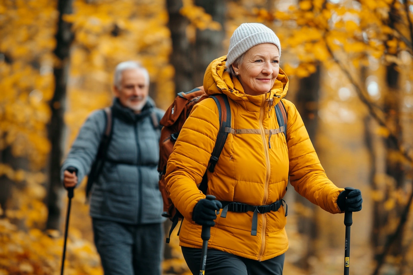 Скандинавська ходьба для пенсіонерів у парку